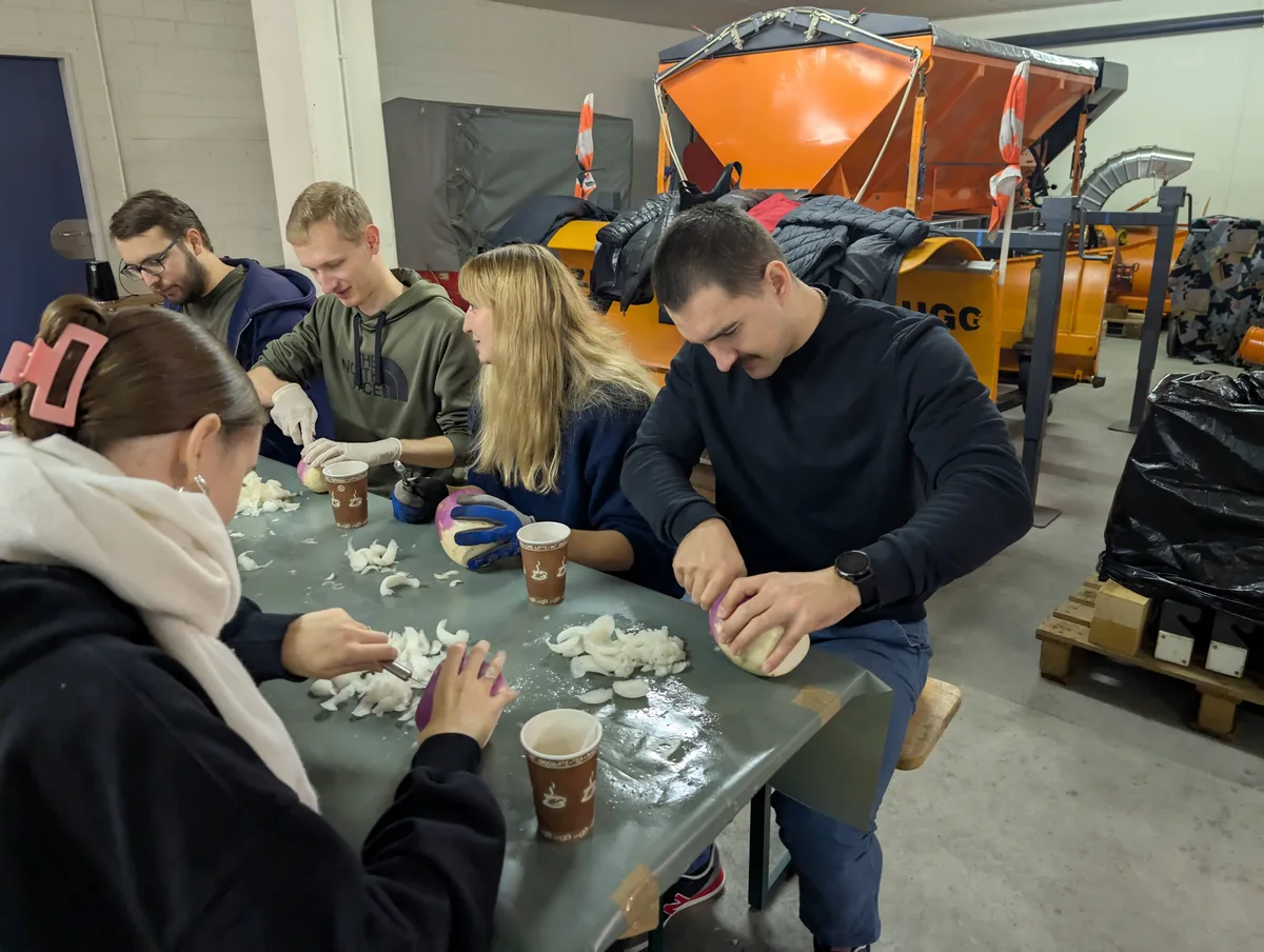 Eine Gruppe höhlt Räben aus.